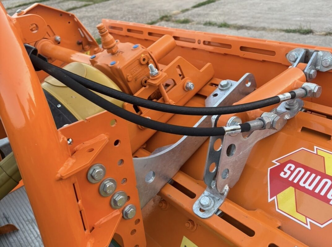 hydraulisch-klep-aan-voorzijde-van-de-Humus